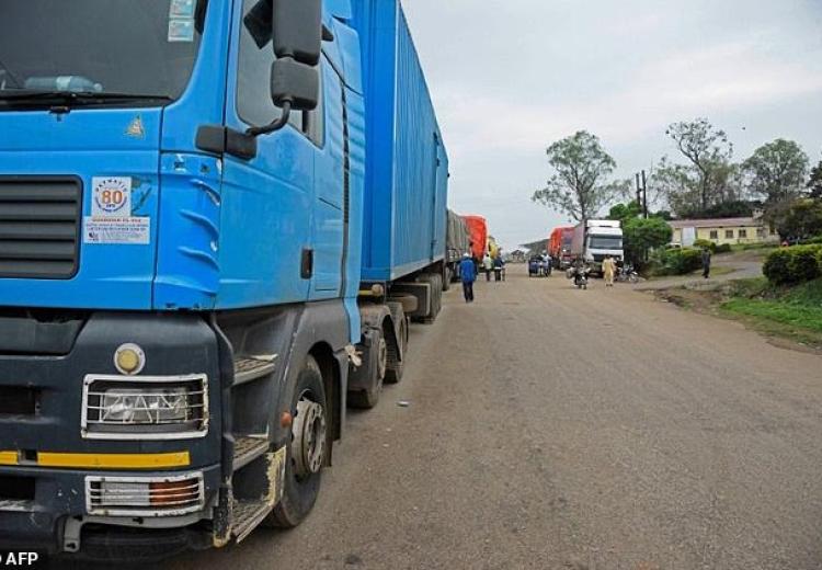 Truck Crossing Mpondwe 